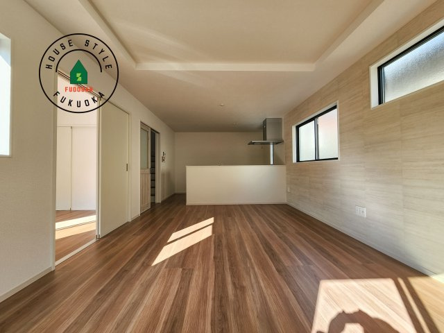 福岡市東区下原2丁目第3-1棟（1号棟）　の居間・リビング|キッチンからリビングをしっかり確認できます。家族の笑顔があふれる空間になりそうですね。