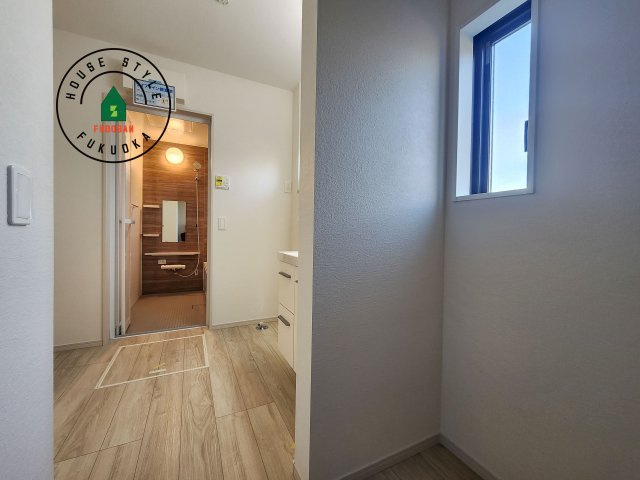 糟屋郡志免町片峰4丁目第4-2棟（1号棟）の脱衣所|ゆとりの洗面スペースで朝の身支度もスムーズに。暮らしを快適に変えるシャワー付洗面台です！