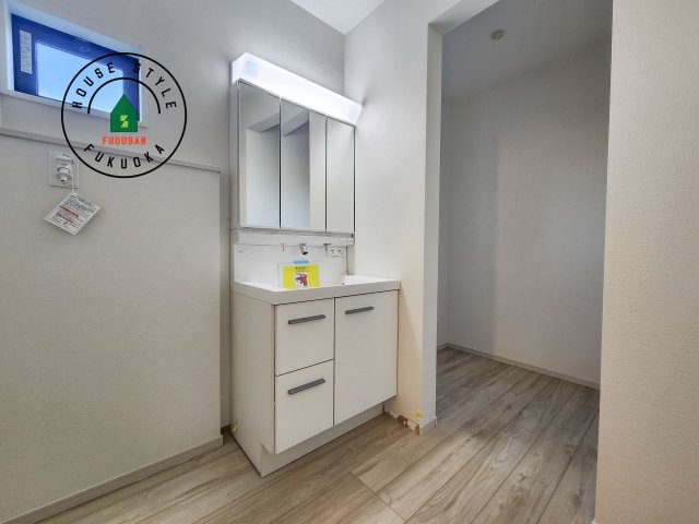 糟屋郡志免町片峰4丁目第4-2棟（1号棟）の独立洗面台|毎日使うものだから清潔な空間を保ちたい水回り。洗面にはそんな願いを解消させてくれる収納アイデアが満載です。三面鏡の裏側にはキャビネットが現れ小物から背の高い物まで収納できます。