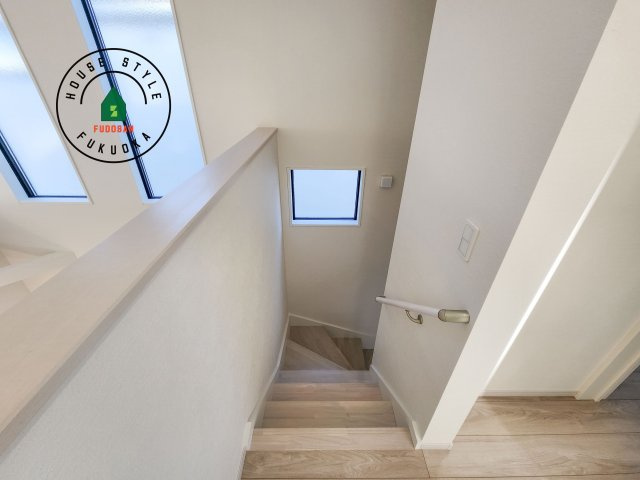 糟屋郡志免町片峰4丁目第4-2棟（1号棟）の内装|＜手すり付階段＞手すりがないと階段の昇り降りで危険なことはもちろん、壁に手をつきながら歩くことで壁紙が汚れやすくなります。すべての方に快適に昇り降りしていただくため、手すりを設置しました。