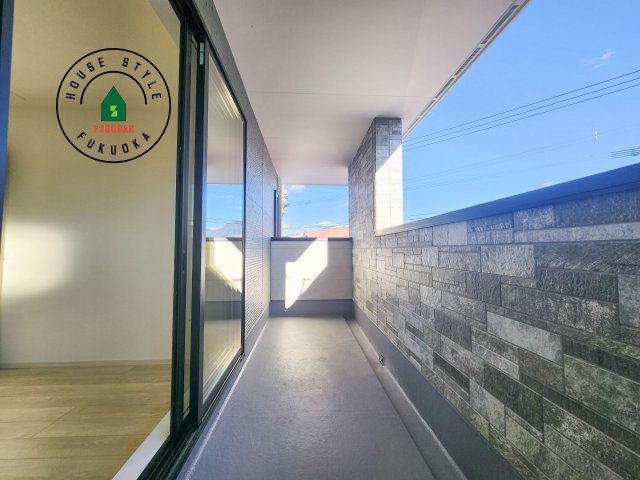 糟屋郡志免町片峰4丁目第4-2棟（1号棟）のバルコニー|風をしっかりと感じられるバルコニーでは、毎日が洗濯日和です。広々としているので洗濯も楽しくなるでしょうし、気分転換にバルコニーからの眺めを楽しむのもいいでしょう。