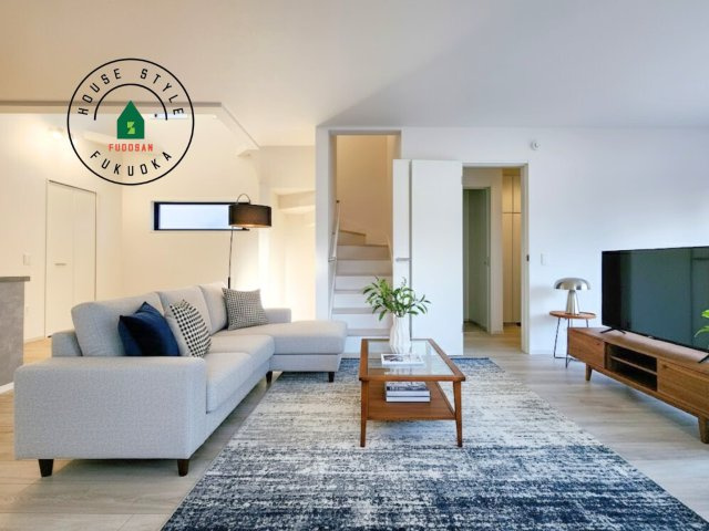 糟屋郡志免町片峰4丁目第4-2棟（1号棟）の居間・リビング|明るく開放的なリビングダイニングは豊かな陽光が注ぎ込み、やすらぎの空間を演出してくれます。ご家族で楽しいひとときをお過ごし下さい。※家具はCGを合成したものです。