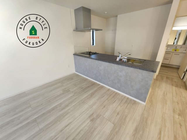 糟屋郡志免町片峰4丁目第4-2棟（1号棟）のダイニング|キッチンから立ち込める香りが今日の料理を期待させます。