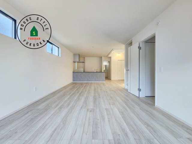 糟屋郡志免町片峰4丁目第4-2棟（1号棟）の居間・リビング|キッチンからリビングをしっかり確認できます。家族の笑顔があふれる空間になりそうですね。