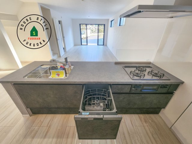 糟屋郡志免町片峰4丁目第4-2棟（1号棟）のキッチン|ご家族を近くに感じられる対面キッチンのLDK。会話もはずみそうですね。