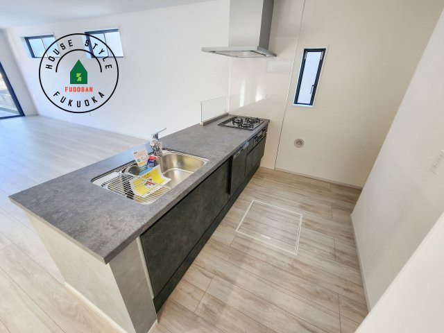 糟屋郡志免町片峰4丁目第4-2棟（1号棟）のキッチン|ダイニングテーブルへの配膳がラクラク、お料理はかどるカウンター付きシステムキッチン！