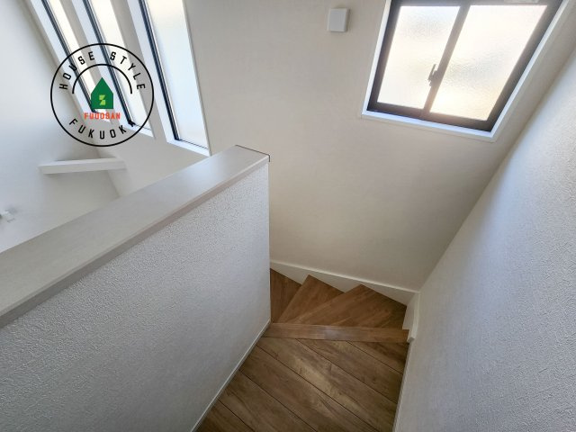 糟屋郡志免町片峰4丁目第4-2棟（2号棟）の内装|＜手すり付階段＞手すりがないと階段の昇り降りで危険なことはもちろん、壁に手をつきながら歩くことで壁紙が汚れやすくなります。すべての方に快適に昇り降りしていただくため、手すりを設置しました。