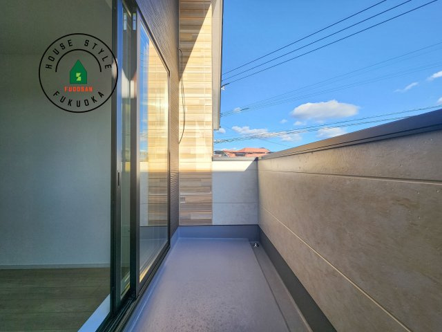 糟屋郡志免町片峰4丁目第4-2棟（2号棟）のバルコニー|風をしっかりと感じられるバルコニーでは、毎日が洗濯日和です。広々としているので洗濯も楽しくなるでしょうし、気分転換にバルコニーからの眺めを楽しむのもいいでしょう。