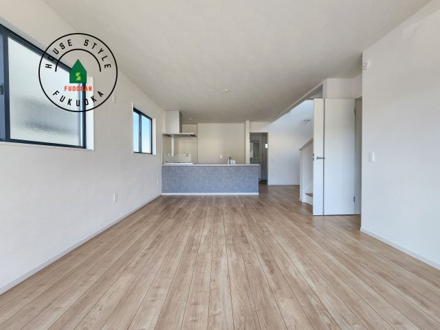 糟屋郡志免町片峰4丁目第4-2棟（2号棟）の居間・リビング|多くの時間を過すことになるリビングだからこそ、いつも穏やかな空間・解放感が味わえ毎日が充実します。