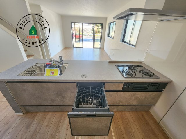 糟屋郡志免町片峰4丁目第4-2棟（2号棟）のキッチン|ご家族を近くに感じられる対面キッチンのLDK。会話もはずみそうですね。