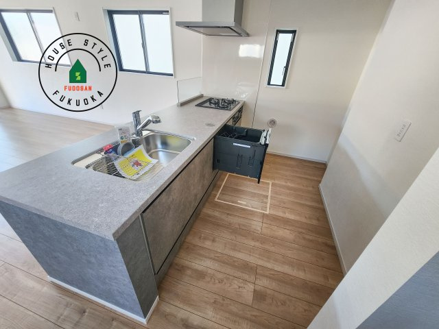 糟屋郡志免町片峰4丁目第4-2棟（2号棟）のキッチン|ダイニングテーブルへの配膳がラクラク、お料理はかどるカウンター付きシステムキッチン！