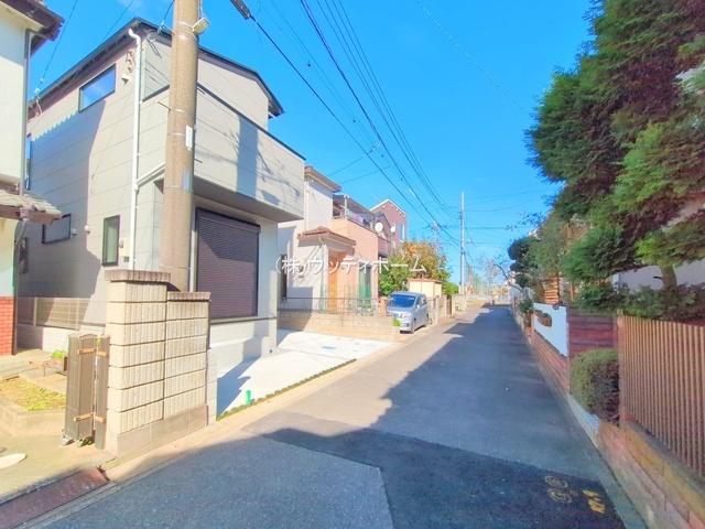 越谷市大沢1期　新築一戸建ての前面道路含む現地写真