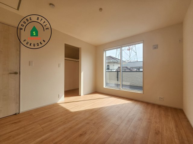 小郡市三国が丘4丁目第1-2棟（1号棟）の寝室|主寝室には収納力に優れたクローゼットがありますので、お部屋もすっきり片付きます。