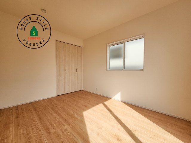 小郡市三国が丘4丁目第1-2棟（1号棟）の洋室|採光良好な洋室は全居室、複層ガラスの遮熱効果と断熱効果で、一年中快適に過ごせます。