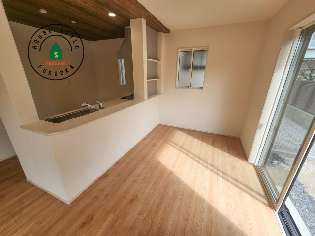 小郡市三国が丘4丁目第1-2棟（1号棟）のダイニング|キッチンから立ち込める香りが今日の料理を期待させます。