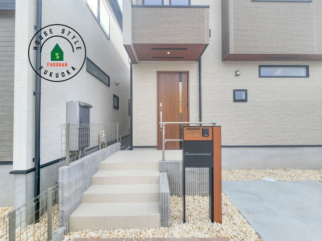 小郡市三国が丘4丁目第1-2棟（1号棟）の玄関|おでかけの時も帰った時も、「我が家」を最初に感じでもらえる素敵な空間に。