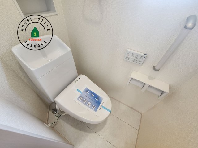 小郡市三国が丘4丁目第1-2棟（2号棟）のトイレ|温水洗浄便座を完備しております。2ヶ所にトイレがあるのは朝の慌ただしい時間も安心です。