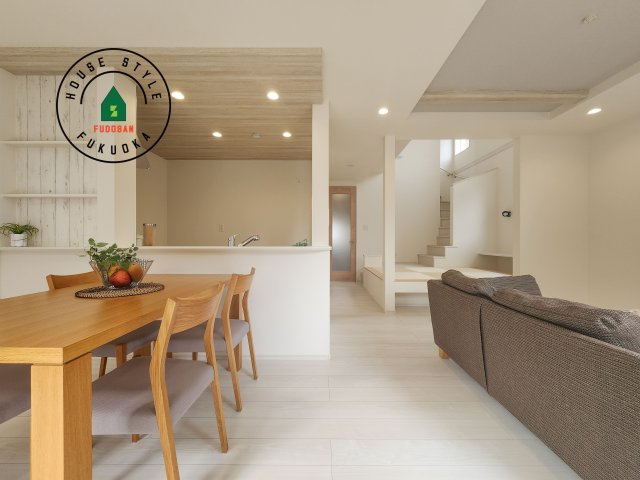 小郡市三国が丘4丁目第1-2棟（2号棟）の居間・リビング|明るく開放的なリビングダイニングは豊かな陽光が注ぎ込み、やすらぎの空間を演出してくれます。ご家族で楽しいひとときをお過ごし下さい。※家具はCGを合成したものです。