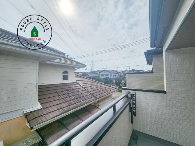 小郡市三国が丘4丁目第1-2棟（2号棟）の展望|窓から緑が見える物件も魅力的です。