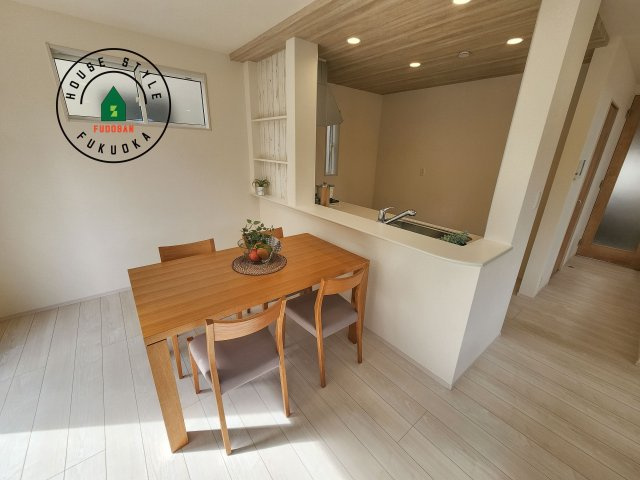 小郡市三国が丘4丁目第1-2棟（2号棟）のダイニング|キッチンから立ち込める香りが今日の料理を期待させます。