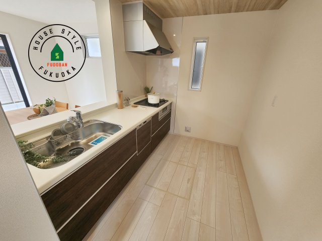 小郡市三国が丘4丁目第1-2棟（2号棟）のキッチン|ダイニングテーブルへの配膳がラクラク、お料理はかどるカウンター付きシステムキッチン！