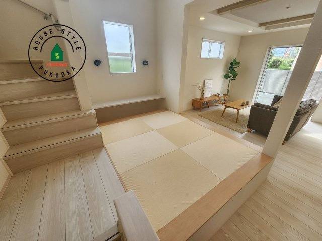 小郡市三国が丘4丁目第1-2棟（2号棟）の和室|和室を上手に活用すると暮らし方の幅が広がります。例えば普段は開け放して、子供の小さいうちはお昼寝や遊びのスペースに。畳はソフトなので転んでもケガをしにくく安心です