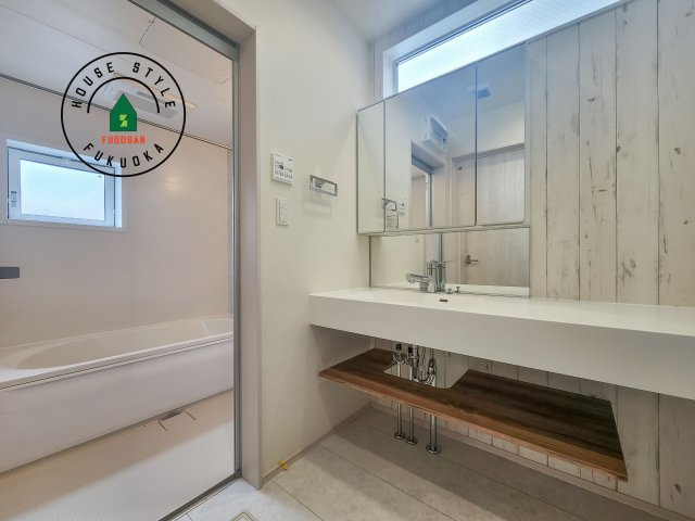 太宰府市青山3丁目第1-2（1号棟）の脱衣所|ゆとりの洗面スペースで朝の身支度もスムーズに。暮らしを快適に変えるシャワー付洗面台です！