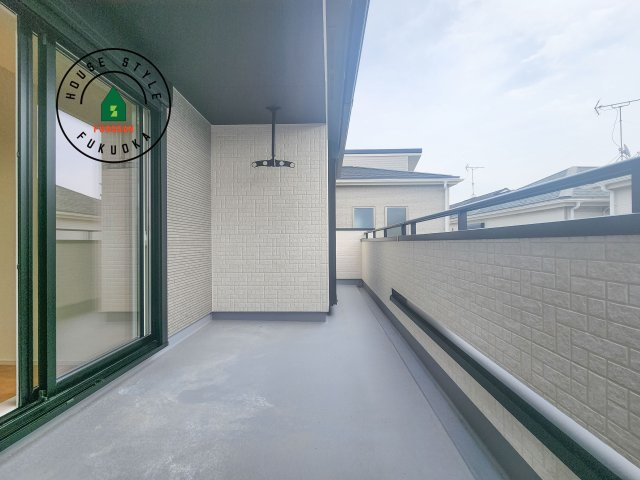 太宰府市青山3丁目第1-2（1号棟）のバルコニー|風をしっかりと感じられるバルコニーでは、毎日が洗濯日和です。広々としているので洗濯も楽しくなるでしょうし、気分転換にバルコニーからの眺めを楽しむのもいいでしょう。