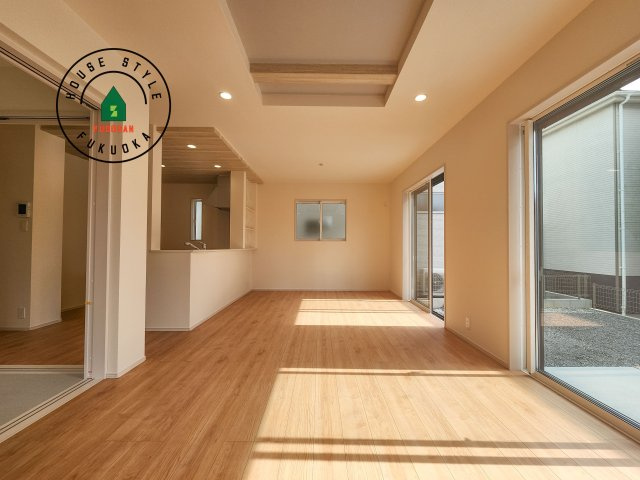 太宰府市青山3丁目第1-2（1号棟）の居間・リビング|キッチンからリビングをしっかり確認できます。家族の笑顔があふれる空間になりそうですね。