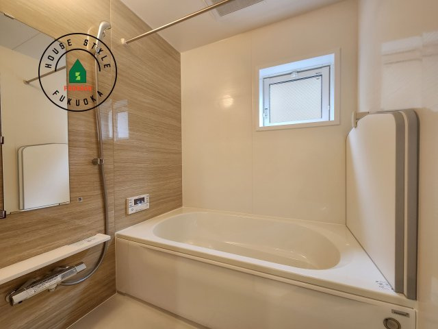 太宰府市青山3丁目第1-2（2号棟）の浴室|1日の疲れを癒してくれる広々バスルーム。雨の日のお洗濯にも大活躍な浴室乾燥機付です！