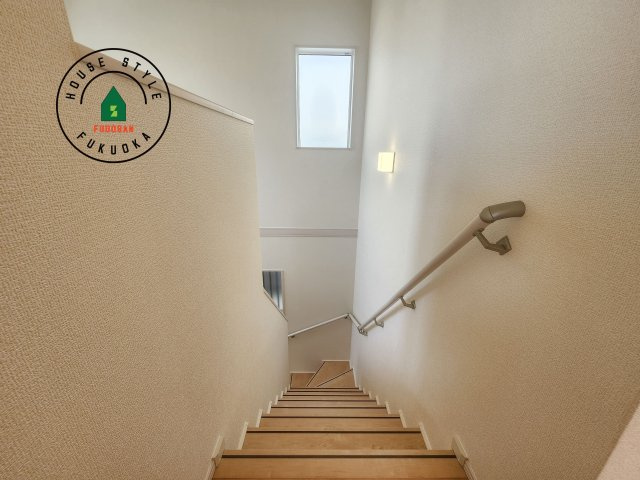 太宰府市青山3丁目第1-2（2号棟）の内装|＜手すり付階段＞手すりがないと階段の昇り降りで危険なことはもちろん、壁に手をつきながら歩くことで壁紙が汚れやすくなります。すべての方に快適に昇り降りしていただくため、手すりを設置しました。