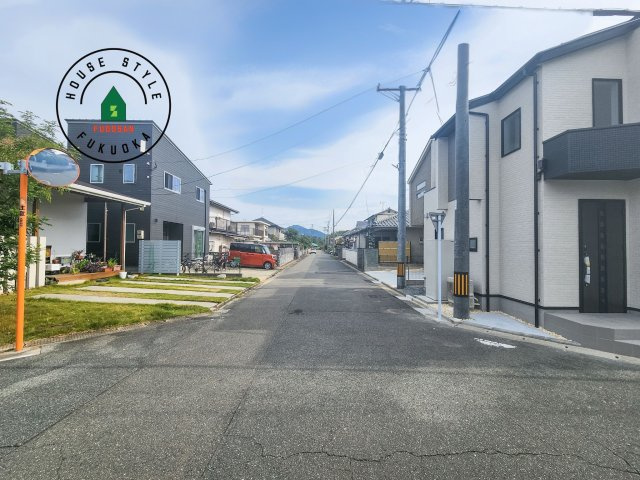 太宰府市青山3丁目第1-2（2号棟）の前面道路含む現地写真|前面道路は閑静な住宅地をはしる車通りの少ない道路。お車の出し入れが苦手なママや小さなお子様にも安心ですね。しっかり舗装もされているので、ベビーカーや自転車で通っても快適に通行できます。前面道路です。