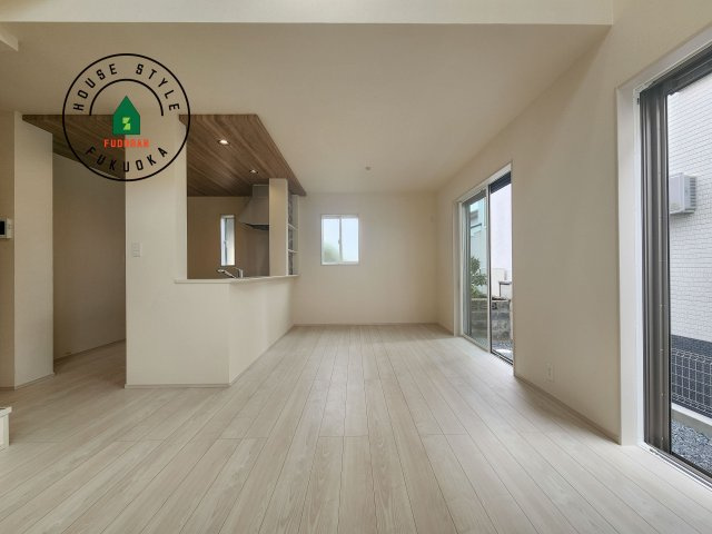 太宰府市青山3丁目第1-2（2号棟）の居間・リビング|キッチンからリビングをしっかり確認できます。家族の笑顔があふれる空間になりそうですね。