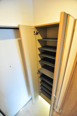 大阪市都島区内代町３丁目の賃貸マンションの玄関