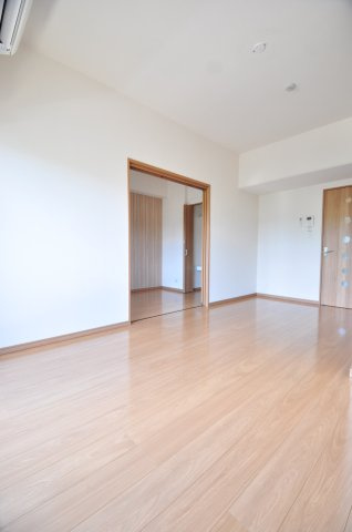 大阪市都島区内代町３丁目の賃貸マンションの居間・リビング