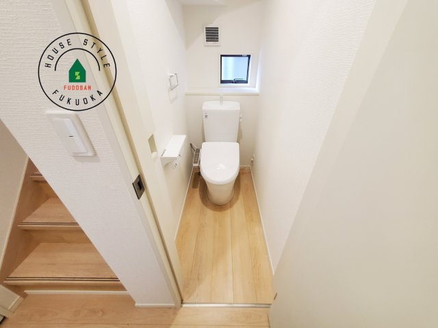 糟屋郡新宮町緑ヶ浜２丁目第1-2棟（2号棟）の内観：施工例|トイレ・ウォシュレット付。快適で衛生的な洗浄機能付温水シャワートイレです。収納や手すりもついてます。