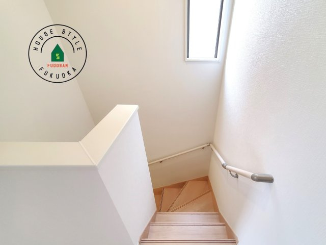 糟屋郡新宮町緑ヶ浜２丁目第1-2棟（2号棟）の内観：施工例|＜手すり付階段＞手すりがないと階段の昇り降りで危険なことはもちろん、壁に手をつきながら歩くことで壁紙が汚れやすくなります。すべての方に快適に昇り降りしていただくため、手すりを設置しました。