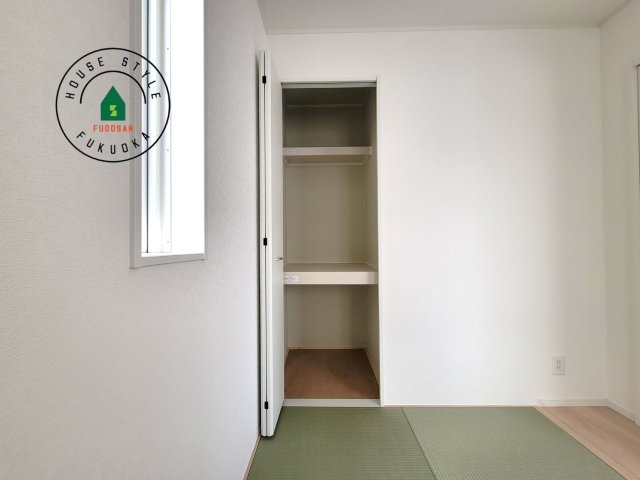 糟屋郡新宮町緑ヶ浜２丁目第1-2棟（2号棟）の内観：施工例|壁面クローゼットのメリットは、衣類が横一列に並ぶためひと目で洋服が選びやすいこと。衣類をたくさんお持ちの方も、限られたスペース内に無理なく収納することができます。