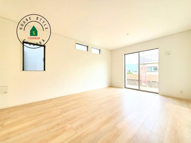 糟屋郡新宮町緑ヶ浜２丁目第1-2棟（2号棟）の内観：施工例|キッチンからリビングをしっかり確認できます。家族の笑顔があふれる空間になりそうですね。※家具はCGを合成したものです。