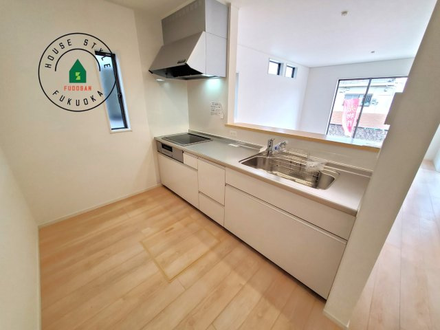 糟屋郡新宮町緑ヶ浜２丁目第1-2棟（2号棟）の内観：施工例|カウンターキッチンなら、リビングで遊ぶ子供の様子を見ながら料理ができるので安心です。料理を運んでもらったり、子供にお手伝いしてもらいやすいのもいいですね。