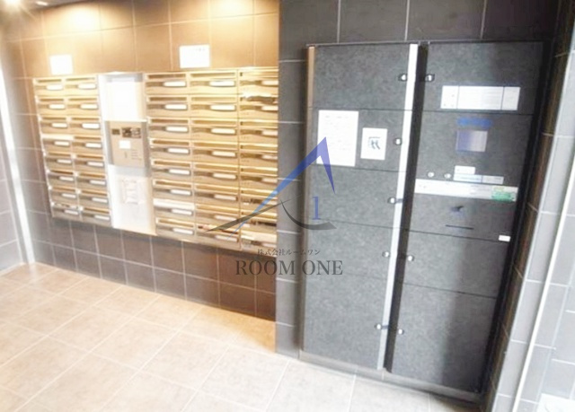 グランドコンシェルジュ用賀アジールコートのその他共用部分|集合ポストと宅配ボックスです。