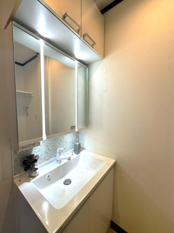 旭化成ホームズ施工　鉄骨造　北区豊島3丁目　リフォーム戸建の独立洗面台|明るい洗面スペースは、使いやすさを徹底的に追求した設計です。忙しい朝も快適に自然と笑顔がこぼれる心地よいひとときを叶えます。毎日の身支度がスムーズに整う、家族みんなに優しい空間です。