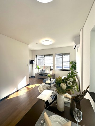 旭化成ホームズ施工　鉄骨造　北区豊島3丁目　リフォーム戸建の居間・リビング|窓から差し込む柔らかな陽光が空間を優しく満たし、リビングダイニングに自然な広がりを生み出します。ここで過ごす時間が、何気ない日常を“ちょっと特別”に変えてくれる──そんな温もりあふれる住まいの中心です