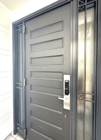 旭化成ホームズ施工　鉄骨造　北区豊島3丁目　リフォーム戸建のエントランス|上質感漂うエントランスが、家族の帰宅をやさしく迎え、日常をちょっと特別に彩ります。