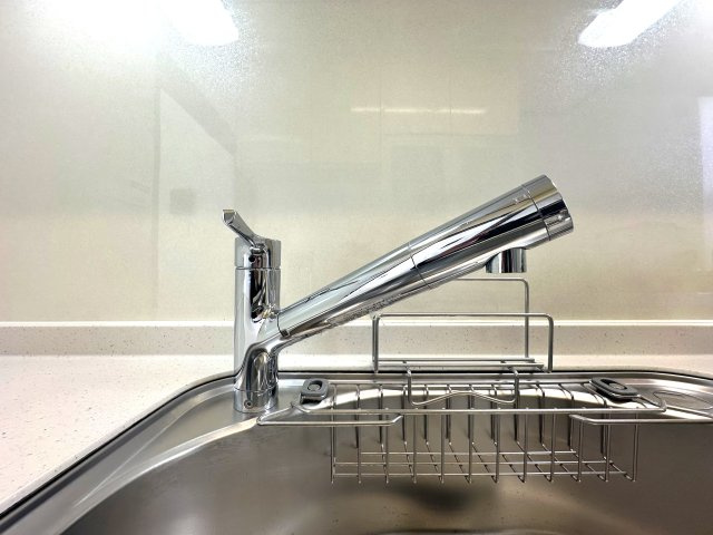旭化成ホームズ施工　鉄骨造　北区豊島3丁目　リフォーム戸建のキッチン|浄水機能付きの水栓は、安心でおいしい水がすぐ使える便利な設備。ハンドシャワーで使い勝手もよく、毎日の家事が快適になります。使い勝手と衛生面を両立した設計が、毎日の家事に小さな心地よさと楽しさをプラス。