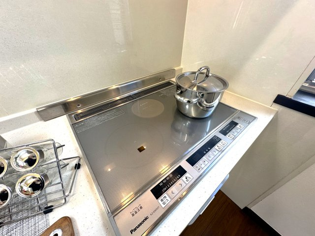 旭化成ホームズ施工　鉄骨造　北区豊島3丁目　リフォーム戸建のキッチン|フラットな天板が美しく、いつでもクリーンなキッチンを保てるIHクッキングヒーター。家事を心地よく、丁寧にこなせる小さな贅沢です。