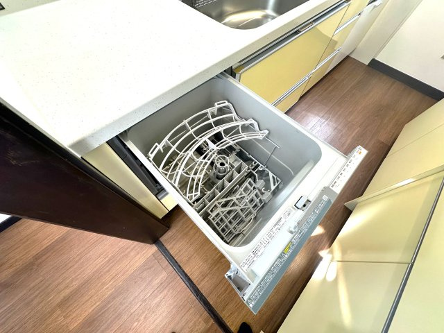 旭化成ホームズ施工　鉄骨造　北区豊島3丁目　リフォーム戸建のキッチン|面倒な後片付けは食洗機におまかせ。空いた時間には、ソファでテレビを観ながらゆったりひと息。家事の負担を減らして、毎日に小さな余裕と心地よさをもたらします。