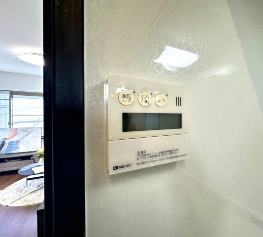 旭化成ホームズ施工　鉄骨造　北区豊島3丁目　リフォーム戸建の発電・温水設備|ワンタッチ操作でお湯張りや追い焚きができるオートバスは、忙しい日々の中でも快適なバスタイムをサポート。湯温の調整や保温も自動で行えるため、いつでもちょうどいい温かさのお風呂が待っています。