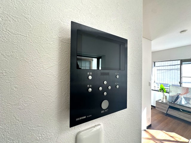 旭化成ホームズ施工　鉄骨造　北区豊島3丁目　リフォーム戸建の防犯設備|リビングから来訪者の姿をしっかり確認できるモニター付きインターホンは、防犯性はもちろん、急な来客にも安心して対応できる心強い設備。ご家族の安全と安心な暮らしをそっと支えてくれます。
