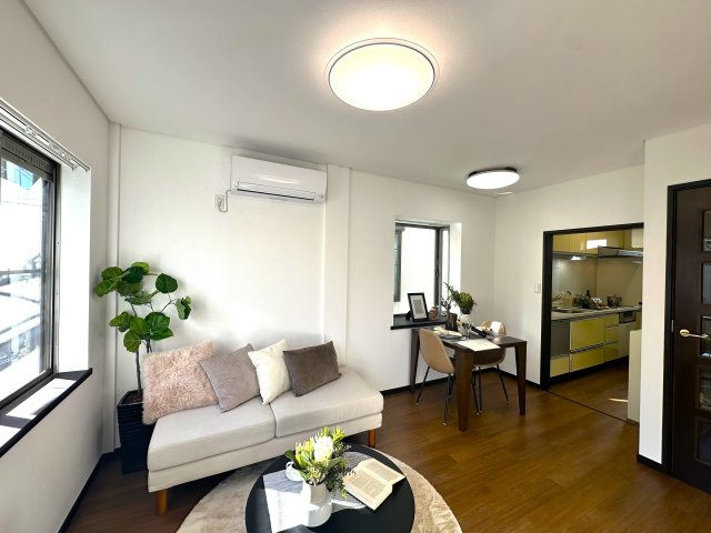 旭化成ホームズ施工　鉄骨造　北区豊島3丁目　リフォーム戸建の居間・リビング|洗練されたデザインと広がる開放感が一体となった空間は、日々の暮らしにさりげない特別な彩りを添え、心安らぐ時間を演出します。